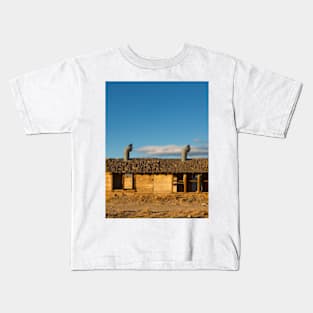 Derelict shack. Kids T-Shirt